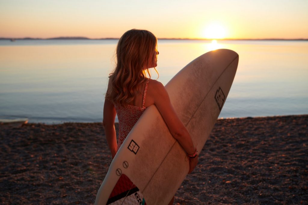 Tamara mit Surfbrett am See